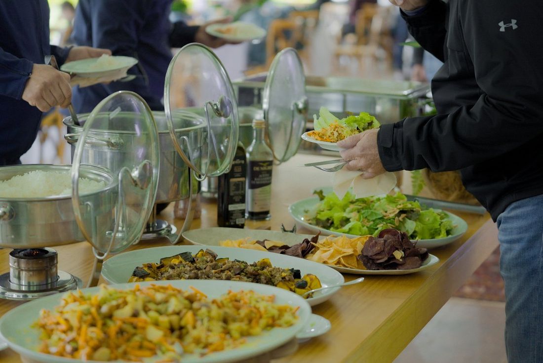 Mesa de gastronomia em festa de aniversário