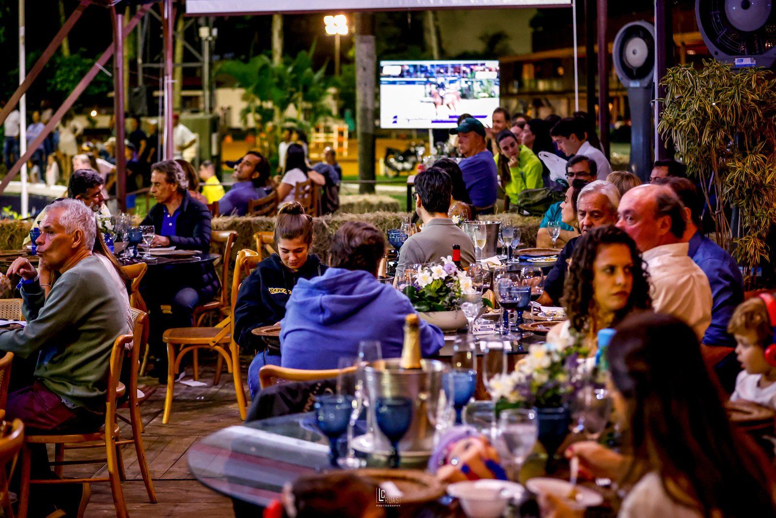 Convidados à mesa durante uma noite de evento
