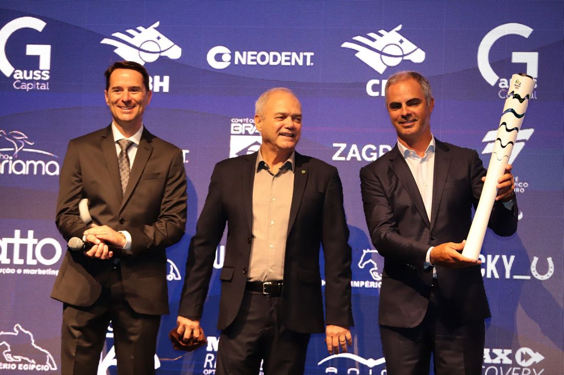 Premiação no palco com patrocinadores ao fundo